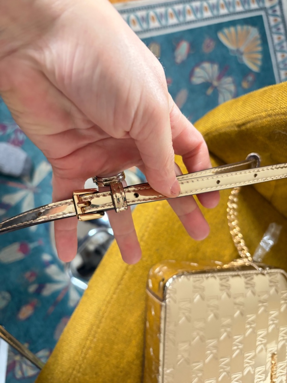 Michael Kors JetSet Crossbody in logo Gold Patent - Picture 7 of 13